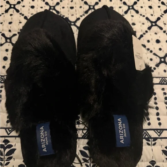 NWT Size 9/10 Arizona Jean Company Women's Black Plush Slippers - Picture 1 of 4